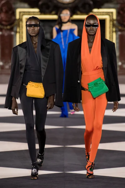 Look 49